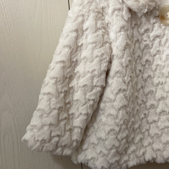 The Children’s Place Off-White Faux Fur Coat and Hat - Picture 6 of 9